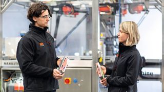 Soll ein neues Werkstück eingelernt werden, lässt sich die Anlage mit Hilfe des intelligenten Movi-C-Controller UHX65 in wenigen Minuten über das Bedienpanel konfigurieren. Anschließend wird der Prozess als neues Rezept gespeichert. (Bild: SEW)