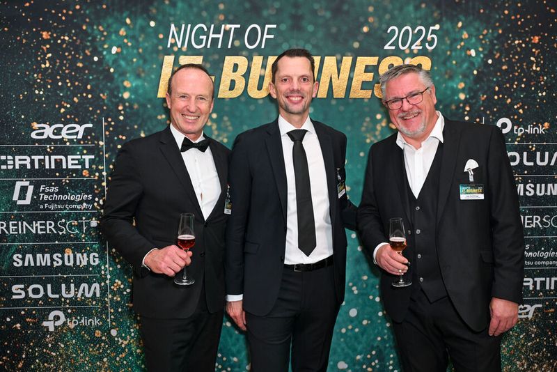Auf eine weiterhin starke Partnerschaft (v. l.) André Stark (Infinigate), Hendrik Flierman (Swissbit) und Udo Schillings (Infinigate). (Bild: Hannes Magerstädt)