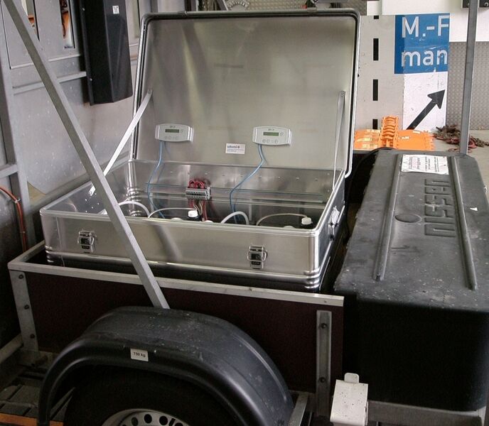 Bild 1: Zwei methanolbetriebene Brennstoffzellensystemen in einer Aluminium-Box auf dem Fahrzeuganhänger versorgen die mobile Absperrtafel im großen Bild bis zu sieben Tage lang (Archiv: Vogel Business Media)