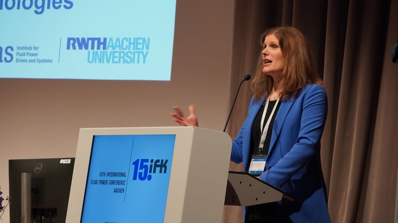 Prof. Schmitz sprach auf dem IFK Aachen unter anderem über das Potenzial digitaler Zwillinge für die Fluidtechnik. (Bild:  Ifas)