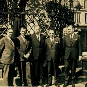 Einige der Datev-Gründerväter 1966 am 'Schönen Brunnen' in Nürnberg.(Bild:  Datev eG)