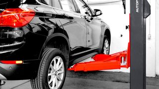 Dank der flachen Tragarme ist auch das Anheben normaler Pkws ohne aufwendige Feinjustage der Aufnahmeteller möglich, das spart Arbeitszeit. (Autopstenhoj)