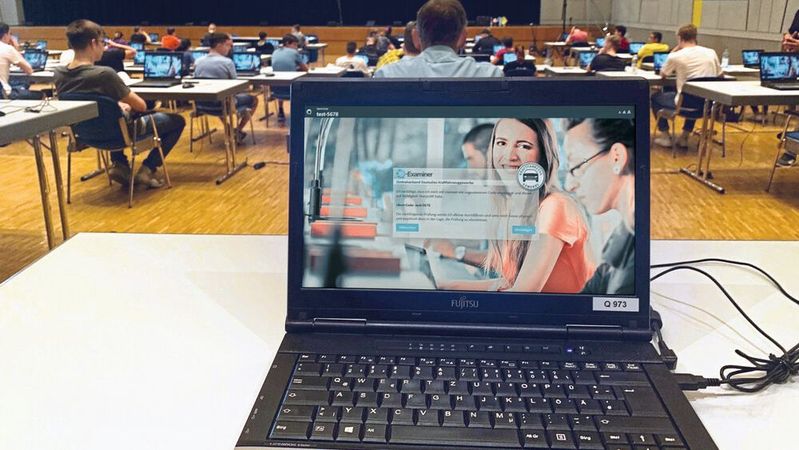 Immer mehr Gesellenprüfungen laufen digital ab. Azubis sollten sich vorher über eine Demoprüfung mit der Art des Verfahrens vertraut machen.(Bild:  ZDK)