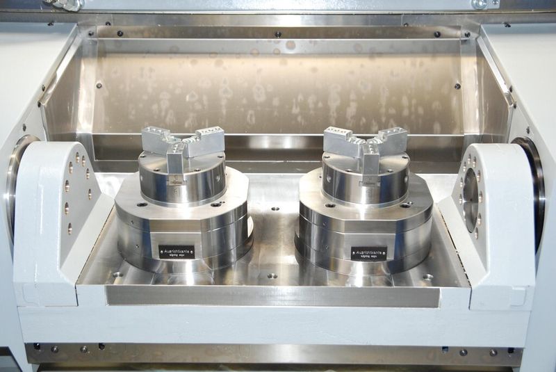 Pneumatisch betätigte PKF-Spanner von Röhm sorgen für Flexibilität und Produktivität. Hauptzeitparalleles Beladen und Entnehmen von der ausgeschwenkten Tischseite. (Bild: Röhm)