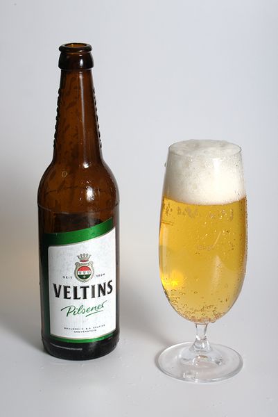 Platz 5: Veltins Pilsener mit 5,78 Mikrogramm Glyphosat pro Liter Bier.(Eine Gefährdung für den Konsumenten besteht nach Einschätzung des Bundesinstituts für Risikobewertung jedoch erst ab einem täglichen Konsum von 1.000 Liter Bier.)Weitere interessante Beiträge rund um die Themen Messtechnik und Bierbrauerei: - Wie Brauereien durch intelligente Messtechnik höchste Bierqualität erreichen  - Jeder kann an der Hauswand Bier brauen  - Mit Wiesn-Bierpipeline 1.200 Maß pro Stunde ausschenken  Bild: C.K.Hartman / CC BY 2.0 / https://www.flickr.com/photos/cheezepix/4252612542 / https://commons.wikimedia.org/wiki/File:Veltins_Pilsener_Flasche_und_Glas.jpg / 0,5l Longneck-Flasche Veltins mit Glas Pils (Bild: Felix Stember / CC BY-SA 3.0)