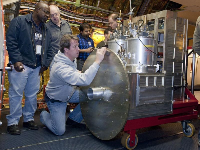 Rainer Strecker, Qualitätsmanager beim Deutschen SOFIA Institut, bei der Inspektion des German Receiver for Astronomy at Terahertz Frequencies (GREAT) (NASA)
