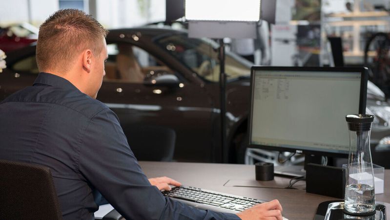 Mitarbeiter im Autohaus sollten wachsam und geschult sein: Betrüger treten mit gefälschten Identitäten auf, die auf den ersten Blick kaum als solche erkennbar sind.(Bild:  ProMotor)