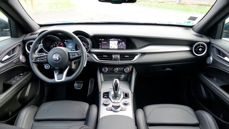 Den Innenraum ist im Vergleich zum Design der Außenhaut deutlich unauffälliger. Die Verarbeitungsqualität ist tadellos und die verwendeten Materialien wirken hochwertig. (Bild: Schreiner – »kfz-betrieb«)