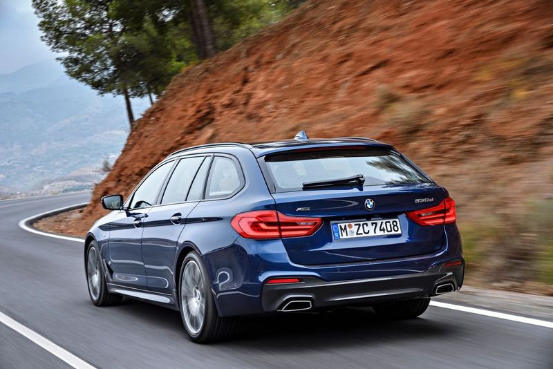 Er gleicht bis zur B-Säule der Limousine, kommt somit massiger daher als der Vorgänger. Dahinter schließt sich dann ein durchaus dynamisch gezeichnetes Kombiheck an. (BMW)