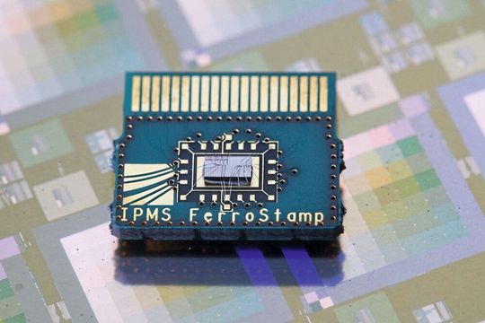 Langjährige und enge Zusammenarbeit (v. l.): Dr. Sven Beyer (GlobalFoundries), Dr. Nandakishor Yadav, Dr. Franz Müller, Konrad Seidel und Dr. Maximilian Lederer (Fraunhofer IPMS).(Bild:  Fraunhofer / Piotr Banczerowski)