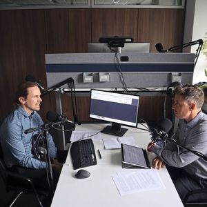 „Modularisierung nur der Modularisierung willen ist heiße Luft – Nur, wenn man das gesamte Projekt integriert und als Kette betrachtet, dann bringt es wirklichen Mehrwert.” Christian Peintner, Geschäftsführer der Engineering-Experten von Spiegltec (rechts) im Gespräch mit PROCESS-Redakteur Dominik Stephan(Bild:  Wühr/PROCESS)
