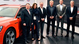 V.l.n.r.: Alexander Seitz (Finanzvorstand Audi), Hildegard Wortmann (Vertriebsvorständin Audi), Karl-Heinz Rummenigge (Vorstandsvorsitzender FC Bayern München), Oliver Kahn (Vorstandsmitglied FC Bayern München), Andreas Jung (Marketingvorstand FC Bayern München), Jörg Wacker (Vorstand für Internationalisierung und Strategie FC Bayern München). (Audi)