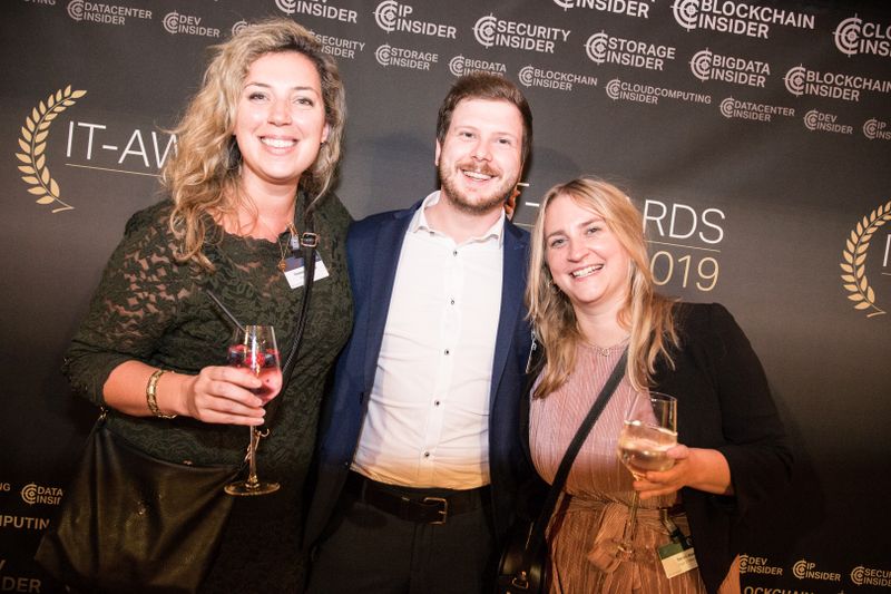 Fruen sich für alle: Franziska Magai, Simon Bergmann und Sarah Aust (v.l.) von den Vogel IT-Medien (artful rooms / Vogel IT-Medien GmbH)