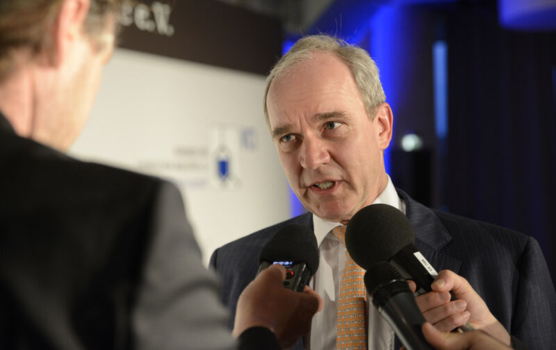 VCI-Präsident Karl-Ludwig Kley wird zu seinem Buch interviewt. (Bild: VCI / Mendel)