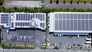 Dächer von Logistikimmobilien sind in der Regel ideal für Solarpanels: flach, groß und hoch genug gelegen. Trotzdem werden sogar Neubauten noch nicht standardmäßig mit Solaranlagen ausgestattet. (Bild: © Takahiro - stock.adobe.com)