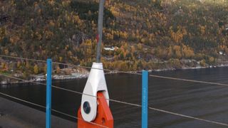 128 Gelenklager der Federal-Mogul DEVA GmbH aus Stadtallendorf sorgen dafür, dass der Verkehr 53 Meter über dem Meeresspiegel über die „norwegische Golden Gate Bridge“ sicher fließen kann (Bilder: Geir Brekke, Norwegian Public Roads Administration)