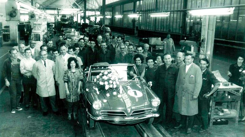 Der erste NSU Wankel Spider, der vom Band läuft, wird von den Mitarbeitern im NSU-Werk Neckarsulm gefeiert. Doch ein Stückzahlen-Erfolg wurde der kleine Flitzer nicht. Schuld daran hatte sicher auch sein Preis von 8.500 DM. Dafür gab es 1964 zwei Käfer! (Bild: Audi AG)