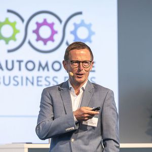 Sich vom Autohaus zum ganzheitlichen Mobilitätsdienstleister zu entwickeln, ist eine Möglichkeit, um sich unabhängiger von den Autoherstellern zu machen. Oliver Bohn, Geschäftsführer des Jesteburger VW- und Audi-Autohauses Kuhn + Witte stellte seine Strategie vor: Mit „Mobile Freizeit“ hat der Geschäftsführer unter anderem eine neue Eigenmarke für das Geschäft mit Zweirädern und Wohnmobilen ins Leben gerufen.(Bild:  Stefan Bausewein)