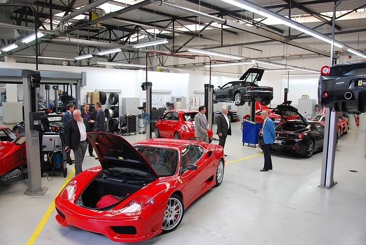 Ein Fest für die Augen: Die abgeteilte Ferrari-Werkstatt ist schon ziemlich gut ausgebucht. (Foto: Rosenow)