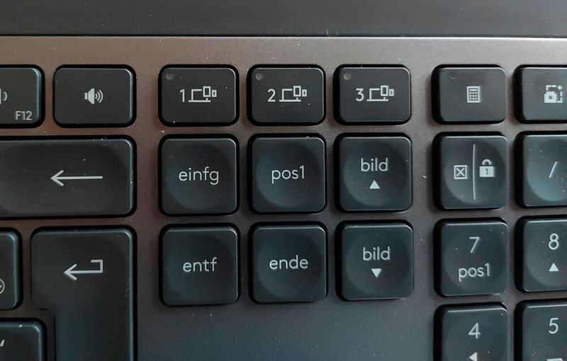 Das Keyboard kann zwischen bis zu drei Geräten umgeschaltet werden. Unterstützt wird neben dem eigenen Logi-Bolt-Empfänger auch Bluetooth.  (Bild: Vogel IT-Medien)