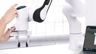 Panda ist gelehrig. Vormachen genügt – schon greift der Arm selbst zu. Der neue Leichtbau-Roboter ahmt Bewegungen nach, merkt sich Abläufe – und reagiert sensibel auf Berührung. (Franka Emika)