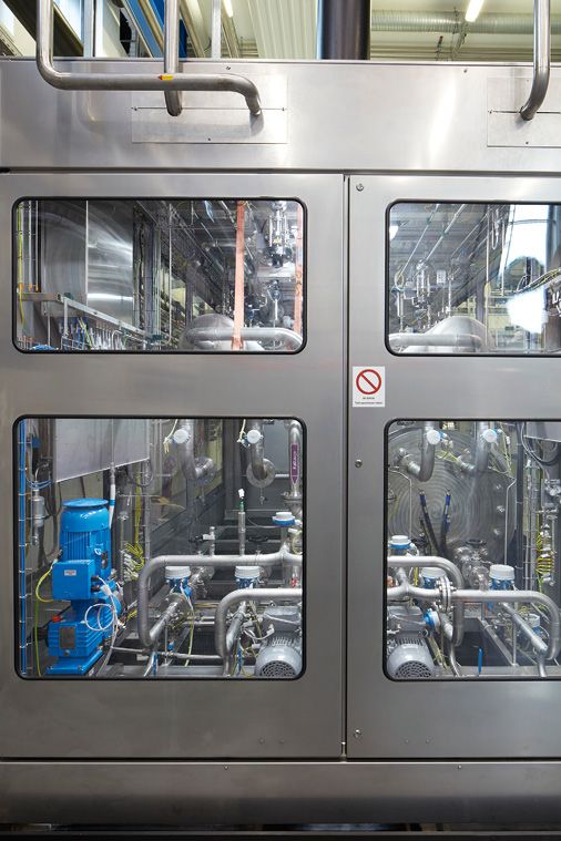 Mit einer Pumpe, die dem Prozess das benötigte Wasser zuführt, steuern die Verfahrenstechnikspezialisten von Lewa eine zentrale Komponente im Herzen der Anlage bei.(Bild: ZSW)