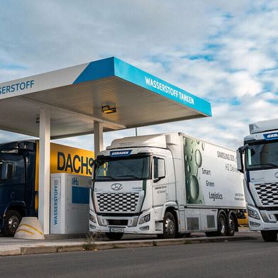 Eine mangelhafte Infrastruktur und geringe Vorhaltekapazitäten der bisherigen Wasserstofftankstellen können bei Logistikbetrieben zeitraubende und kostspielige Umwege notwendig machen. Das soll sich ändern. (Bild: H2 Green Power & Logistics)