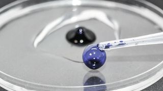 In Laboratorien darf kein Tropfen einer Probe verschwendet werden. Mithilfe von Automation lässt sich der Zeitaufwand und die Fehleranfälligkeit von Analysen deutlich verringern. (Bild: CC0 Public Domain, Pixabay.com)