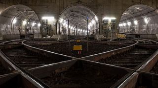 Egal ob Sensorik und Signalen, Energieversorgung, Lichtwellenleiter oder Beleuchtung – in Bantunneln werden zahlreiche Kabel benötigt (Bild: Marc – stock.adobe.com)