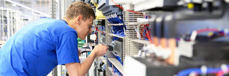 Viele Betriebe kommen beim Aufbau von Kompetenzen in Software, Robotik, künstliche Intelligenz oder dem Internet der Dinge nicht schnell genug voran. (Bild:  industrieblick - stock.adobe.com)