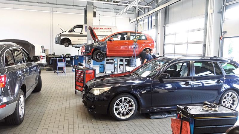 Auf rund 12.000 Quadratmetern entstand im letzten Jahr das neue Mezger-Stammhaus in Schweinfurt. Ideale Vorraussetzungen ergeben sich durch den 4,6 Millionen Euro teuren Neubau auch für den Werkstattbereich. (Bild: »kfz-betrieb« / Dominsky)