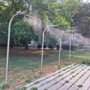 60 Hochdruck-Nebelduschen sind Teil des Wiener Hitzeschutz-Konzeptes. Verteilt in Wiener Parks, sorgen sie an heissen Tagen für Abkühlung. (Bild:  Kaiser.Works)