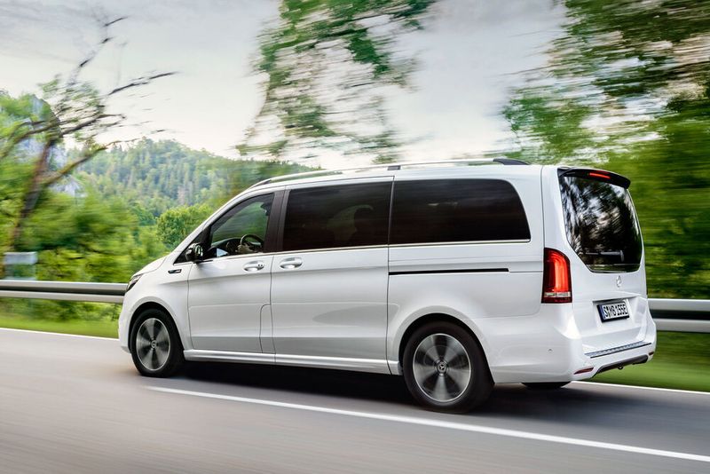 Der elektrisch angetriebene Van Mercedes EQV fährt mit 400 Kilometern Reichweite und bis zu acht Sitzplätzen vor (Preis nicht bekannt). (Daimler)