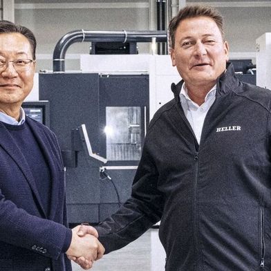 Won-jong Kim, CEO von DN Solutions, und Dr. Thorsten Schmidt, CEO der Heller Group, sind sich einig: „Diese strategische Partnerschaft stärkt die Position beider Unternehmen in der Präzisionstechnik."
 (Bild: Heller)