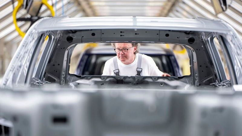 Nur den Durchblick behalten: Die Stimmung bei VW ist mies, der Aufsichtsratschef sieht nun Fehler in der Politik. Aber hat er vorher genau hingesehen?(Bild:  Volkswagen)