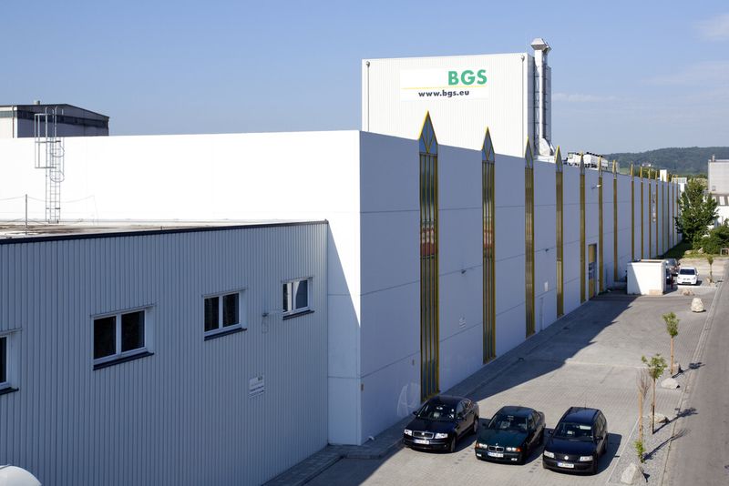 Das hochmoderne Logistikzentrum für die Sterilisation und Vernetzung mit beschleunigten Elektronen im Werk in Saal an der Donau. (Bild: BGS)