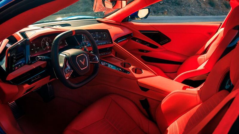 Wie bisher bietet die Corvette C8 einen sportlichen Innenraum, der seinen maximal zwei Gästen einen gewissen Komfort bieten kann. (Bild: Chevrolet)