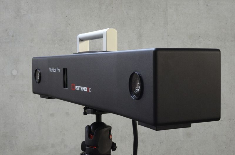 Werklicht Pro projiziert CAD-Informationen direkt auf Bauteile und macht somit Schablonen und Koordinatenmessmaschinen überflüssig. (Bild: 3DExtend)