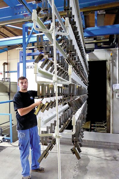 Auch die Pulverbeschichtung ist Teil des Herstellungsprozesses hochwertiger Blech- und Rohrbauteile. Schließlich fertigt Kopp viele Teile, die später der Optik im Ladenbaubereich standhalten müssen. Der Slogan „Metall in Form und Farbe“ steht als Synonym für Kopp Metall. (Bild: Kuhn)