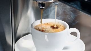 Dass der morgendliche Kaffee auf Knopfdruck  in unserer Tasse landet, haben wir u. a. moderner Pumpentech­nologie zu  verdanken. (Bild: © sabine hürdler – stock.adobe.com)