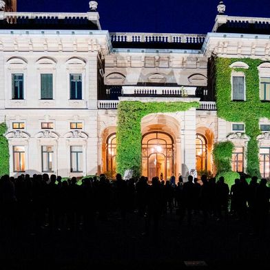 Willa Erbe: miejsce, w którym odbyła się impreza IMA „NEXTEN”. W tej imponującej willi nad Jeziorem Como Luciano Visconti spędził swoje dzieciństwo. (Zdjęcie:IMA)