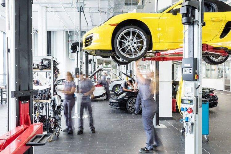 Die Zahl der Berufsanfänger bei Porsche stieg von 2011 bis 2014 um fast 50 Prozent auf derzeit 450 junge Menschen. (Foto: Porsche)