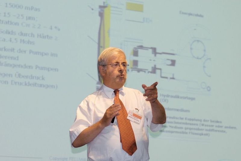 Ein Mann der Praxis: Gemeinsam mit den Referenten, aber auch unter aktiver Beteiligung der Teilnehmer selbst, versucht Pumpenexperte Hennecke Fragen aus dem Teilnehmerkreis zu beantworten. In den vergangenen Jahren wurde auf diese Weise nahezu immer eine befriedigende Lösung gefunden. (Bild: PROCESS)