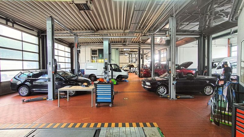 Acht Hebenbühnen finden in der Werkstatt Platz. Wäre von dem mehr vorhandenen, würde man gerne noch weitere Bühnen installieren. (Bild: Schreiner/»kfz-betrieb«)