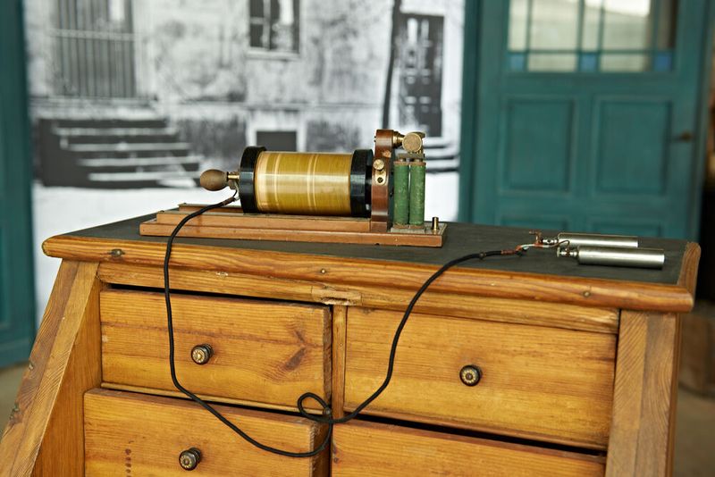 In der neuen Zentrale in München hat Siemens die historische Werkstatt des Firmengründers aus dem Jahr 1847 nachbauen lassen. Die erste Produktionsstätte befand sich in Berlin, im Hinterhaus der Schöneberger Straße 19 im heutigen Bezirk Friedrichshain. Es handelte sich um eine 150 Quadratmeter große Werkstatt, in der zehn Handwerker die ersten Zeigertelegrafen fertigten. Die Geräte wurden an drei Werkbänken aus Weißblech, Kupferdraht, Holzkisten und anderen Materialien hergestellt. Die Werner von Siemens-Werkstatt ist wie ein Schaufenster aufgebaut und öffentlich einsehbar. (Bild: Siemens)