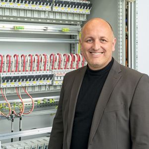 Bild 1:  Alois Heimler, Business Development Manager Automotive & Strategic Marketing LA EMEA bei Lapp, hat den Aufbau der Serienfertigung und der Testanlage maßgeblich unterstützt.(Bild:  Daniel Schvarcz/LAPP)