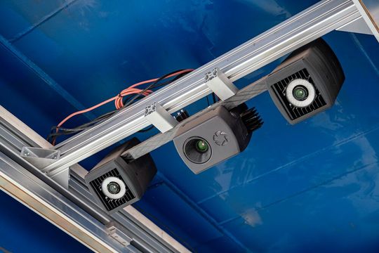 Für die Echtzeit-3D-Messung von kaltplastischen Umformprozessen von Metallblechen hat man am Fraunhofer-IOF ein Sensornetzwerk aus der Taufe gehoben. Es besteht unter anderem aus synchronisierten Kameras und einem Projektor für die digitale 3D-Datenerfassung.(Bild:  Fraunhofer-IOF)