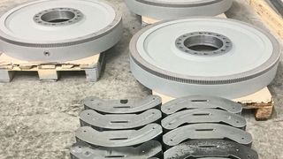 Ein kleiner Ausschnitt aus dem Teilespektrum, das Mewa bedienen kann. Fast tonnenschwere Schwungmassen und große Getriebekränze gehören dazu. Aber auch kleinere Komponenten für die Medizintechnik fertigt das Unternehmen an. Hannover Messe Halle 3 Stand M44. (Mewa)