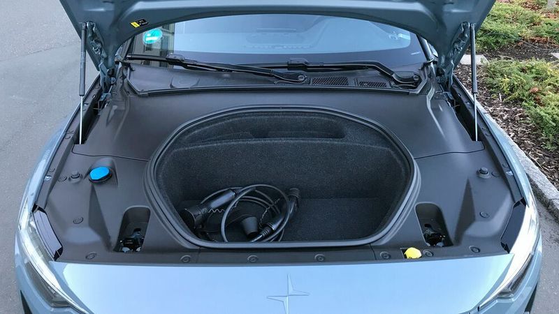 10. Der Kofferraum vorn: Trotz Frontmotor hat Polestar auch an einen „Frunk“ gedacht, der locker groß genug ist für die ewig schmuddeligen Ladekabel. (Rosenow/»kfz-betrieb«)