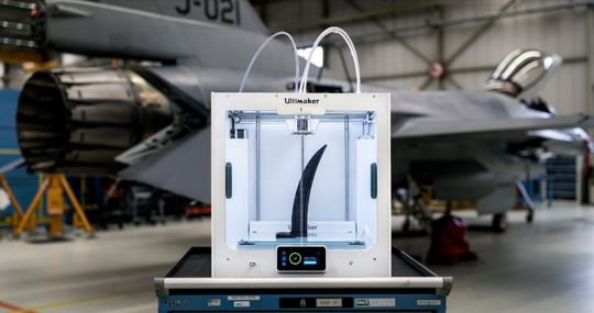 Mit den 3D-Druckern von UltiMaker können Ingenieure und Techniker missionsspezifische Komponenten – von Drohnenhalterungen bis hin zu Schutzgehäusen – entwerfen, testen und produzieren und so die Flexibilität und Einsatzbereitschaft überall dort verbessern, wo dies erforderlich ist.(Bild:  Ultimaker)